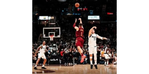 I sejrsøjeblikket udløste Struss' buzzer-beater et karneval på Cavaliers' hjemmebane